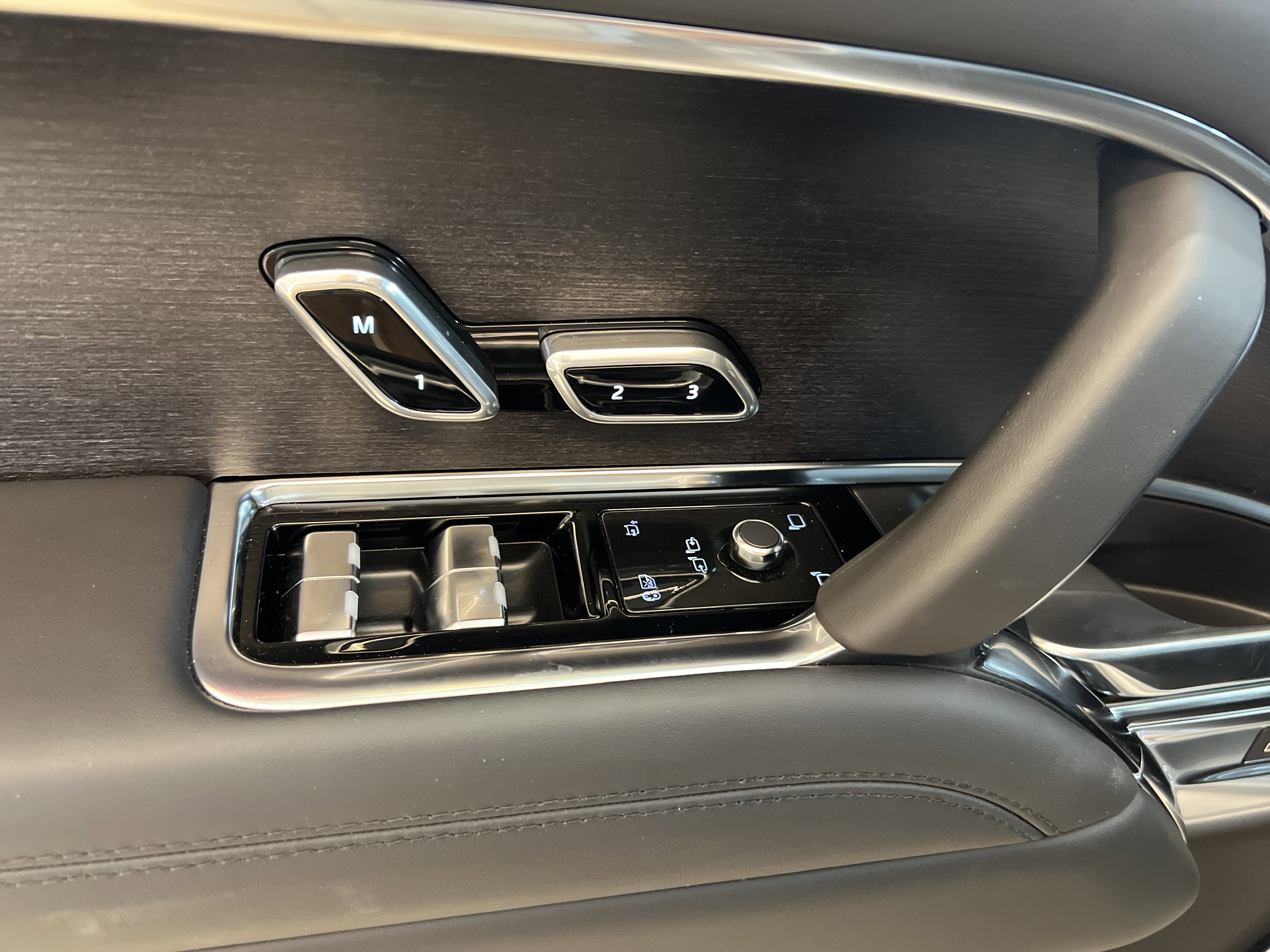 New 2025 Land Rover Range Rover Long Wheelbase SE image 6