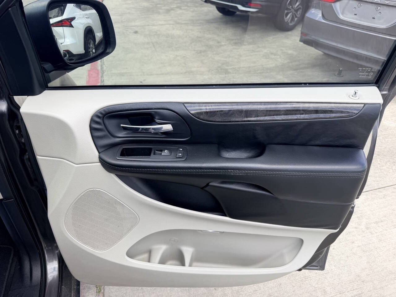 Used 2015 Dodge Grand Caravan SXT w/ UConnect Hands-Free Group FWD image 26