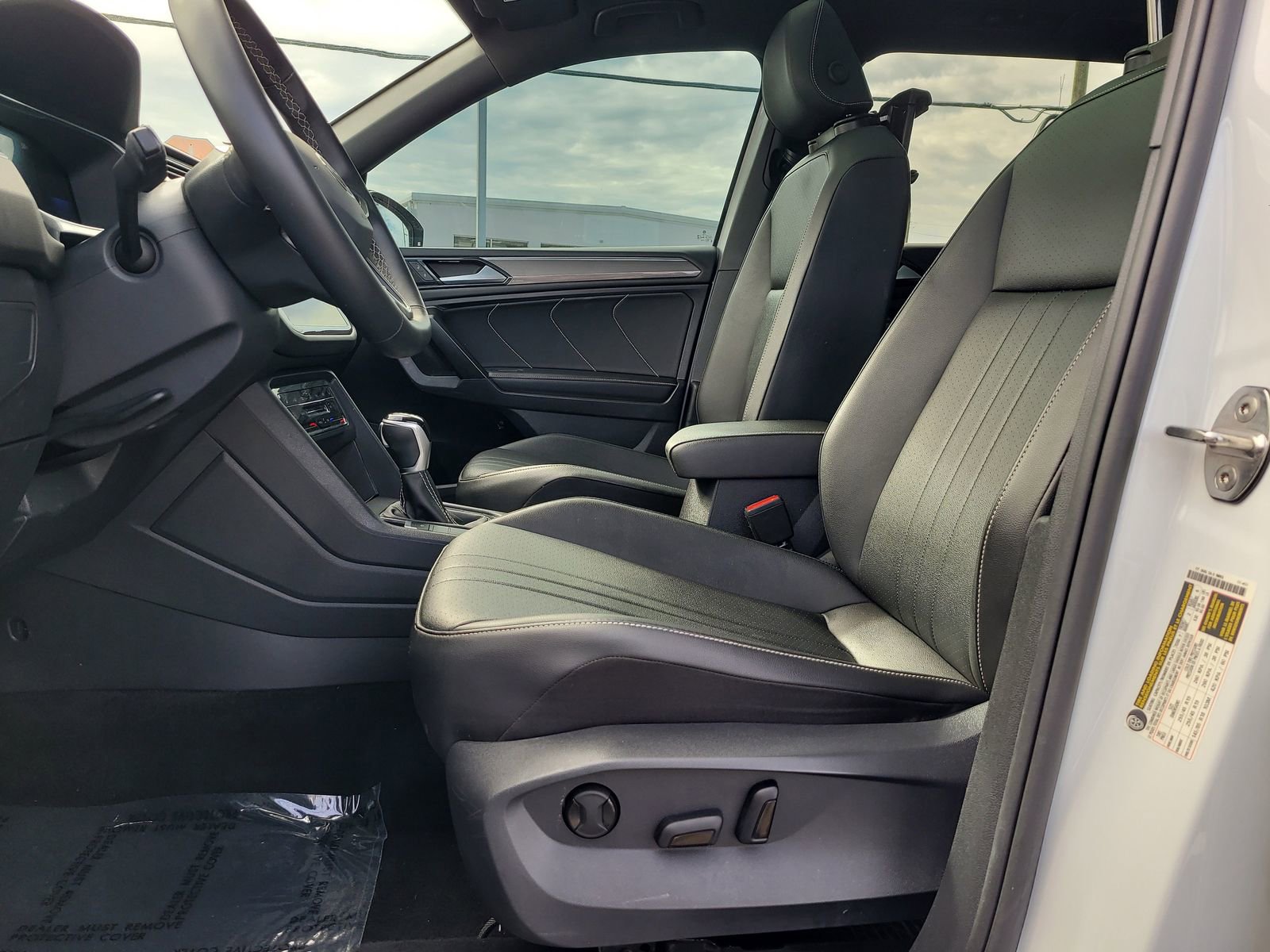 Used 2023 Volkswagen Tiguan SE R-Line image 19