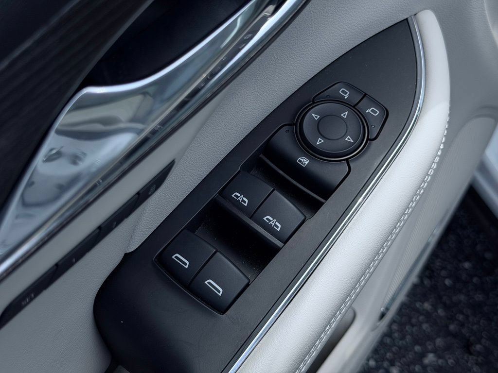 Used 2022 Buick Envision Avenir w/ Technology Package II AWD/4WD image 17