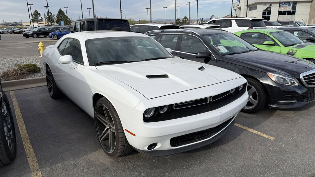 Used 2018 Dodge Challenger SXT image 1