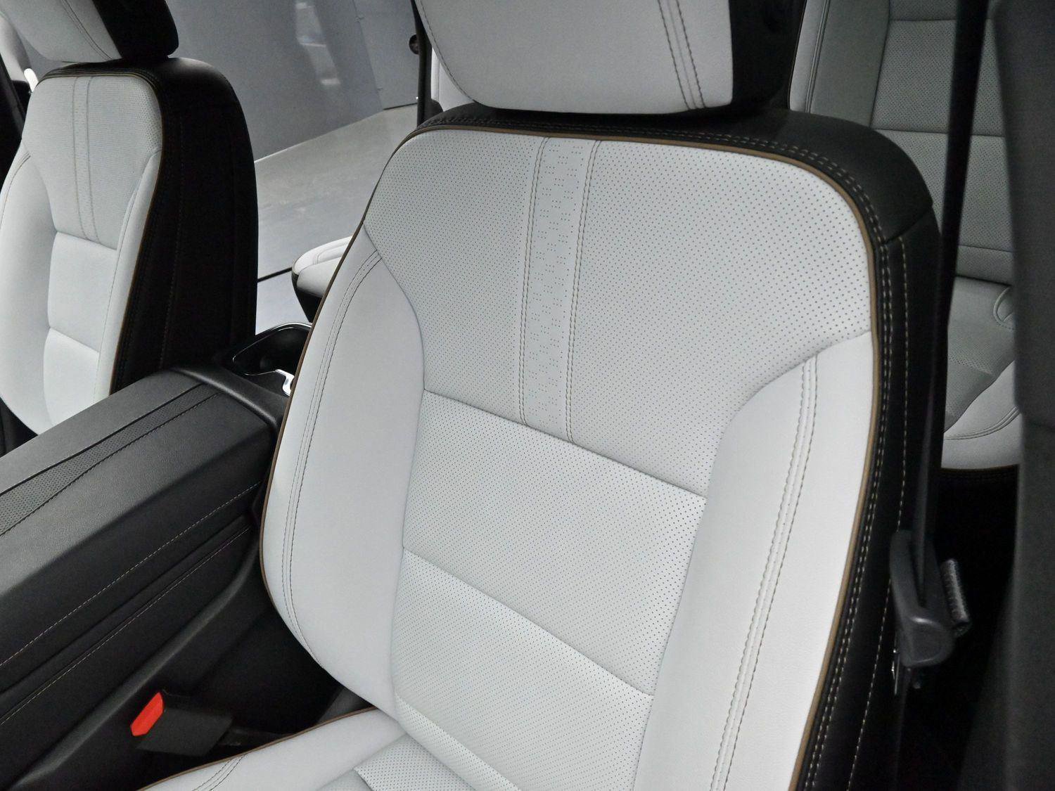 Used 2025 Chevrolet Traverse High Country image 17