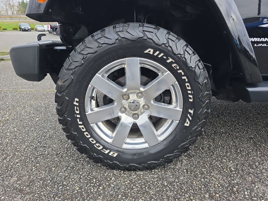 Used 2018 Jeep Wrangler Unlimited Sahara w/ Dual Top Group image 32