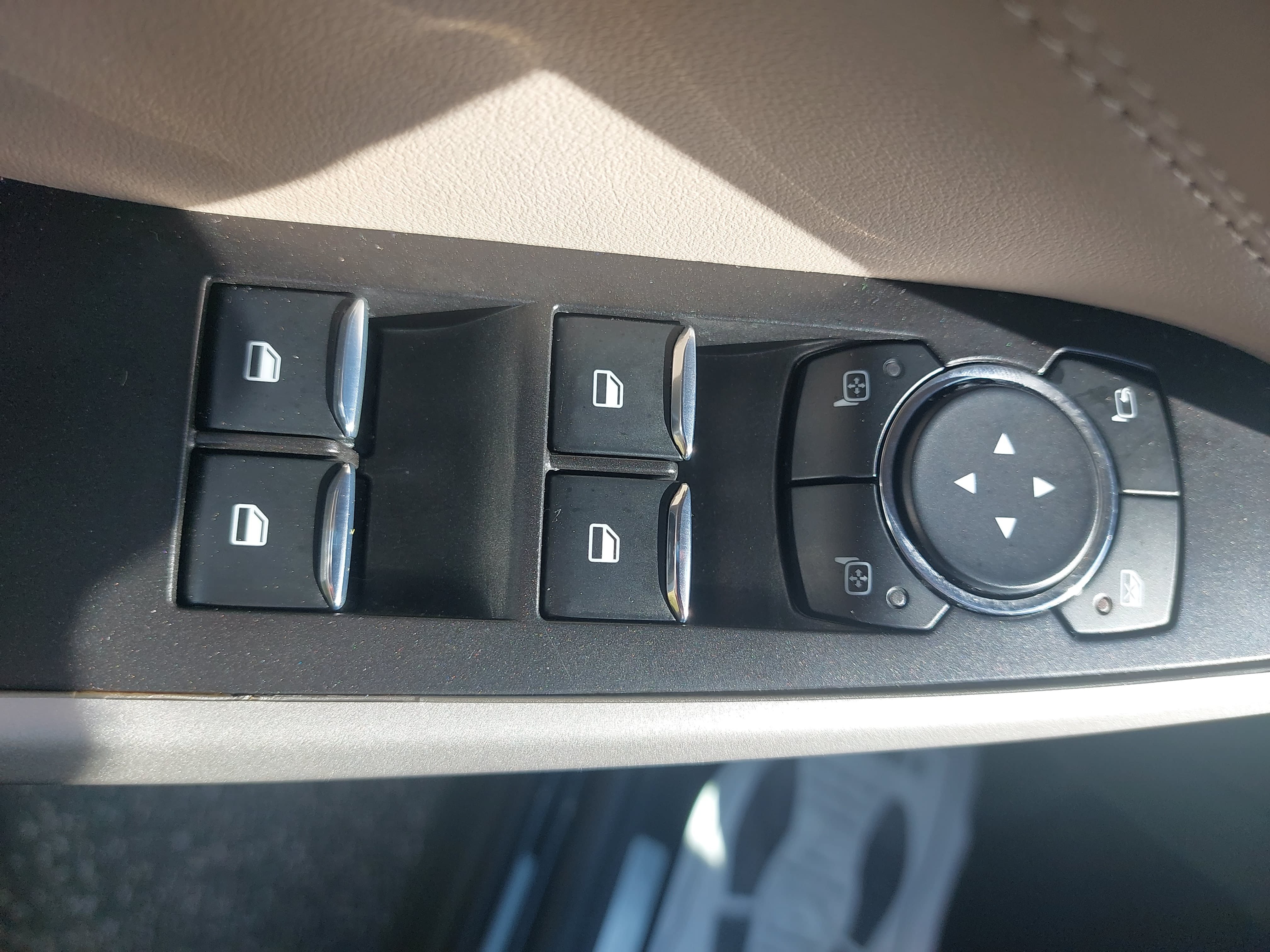 Used 2023 Ford Explorer Limited w/ Equipment Group 301A AWD/4WD image 28