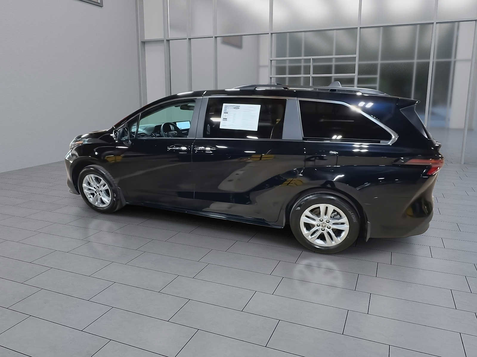 Used 2025 Toyota Sienna XLE w/ XLE Plus Package AWD/4WD image 6