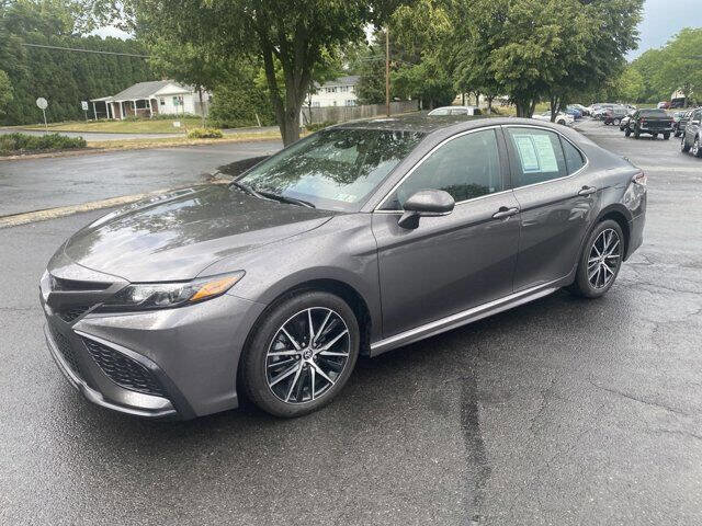 Used 2023 Toyota Camry SE image 1