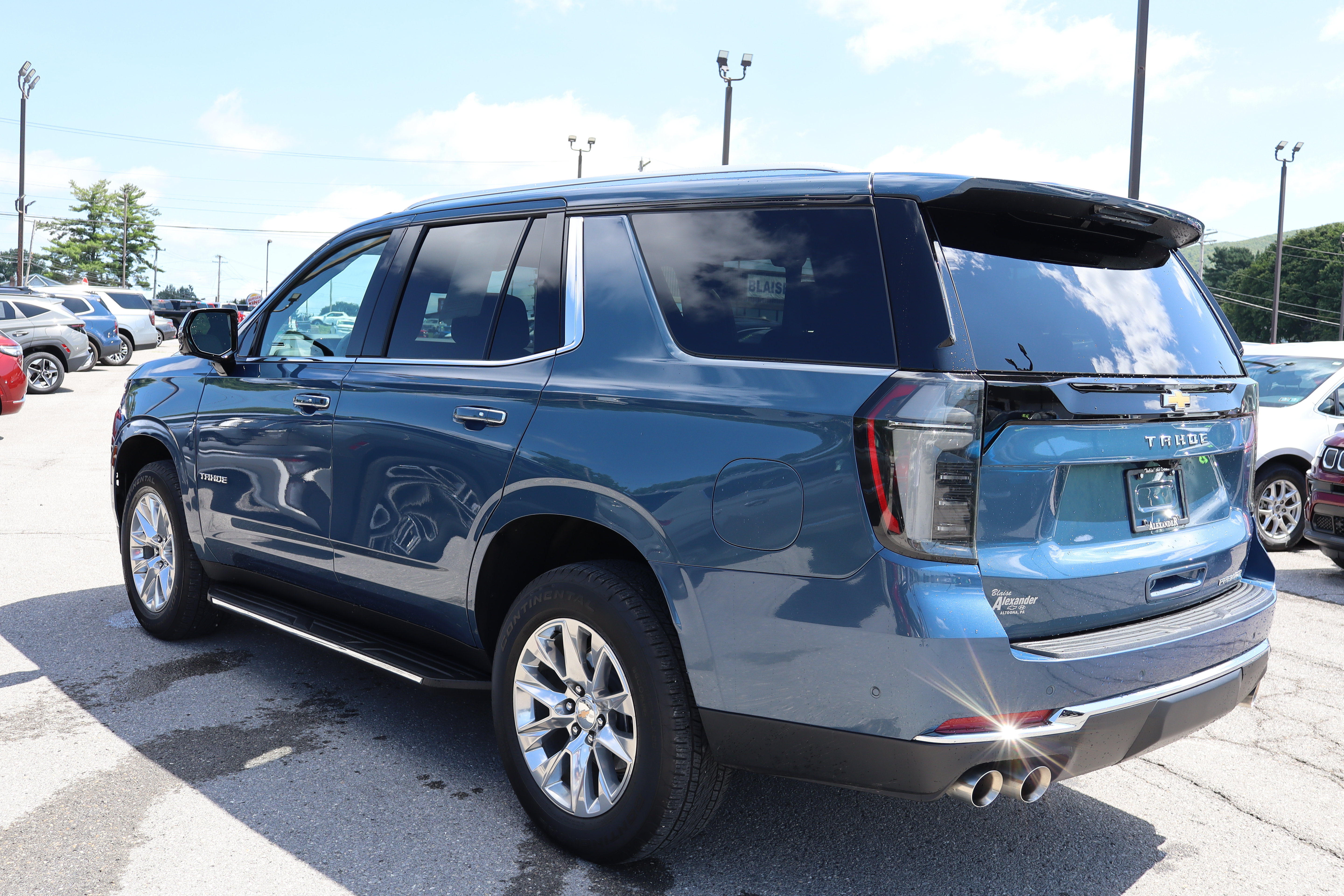 Used 2025 Chevrolet Tahoe Premier w/ LPO, Illumination Package AWD/4WD image 6
