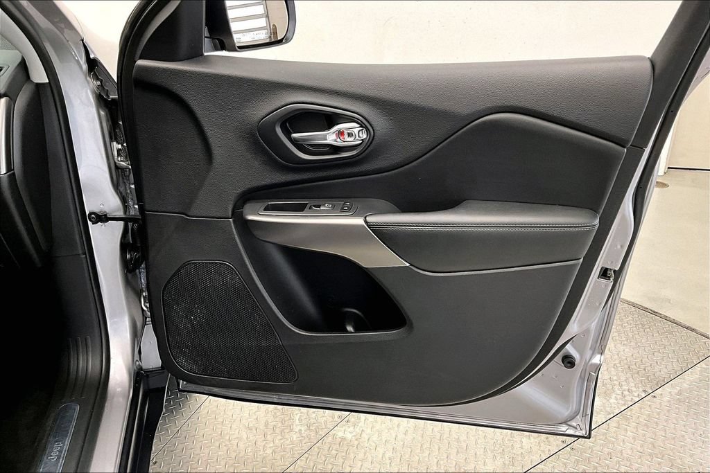 Used 2020 Jeep Cherokee Limited AWD/4WD image 18