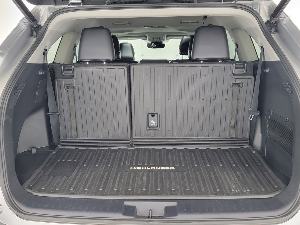 Used 2021 Toyota Highlander XLE AWD/4WD image 32