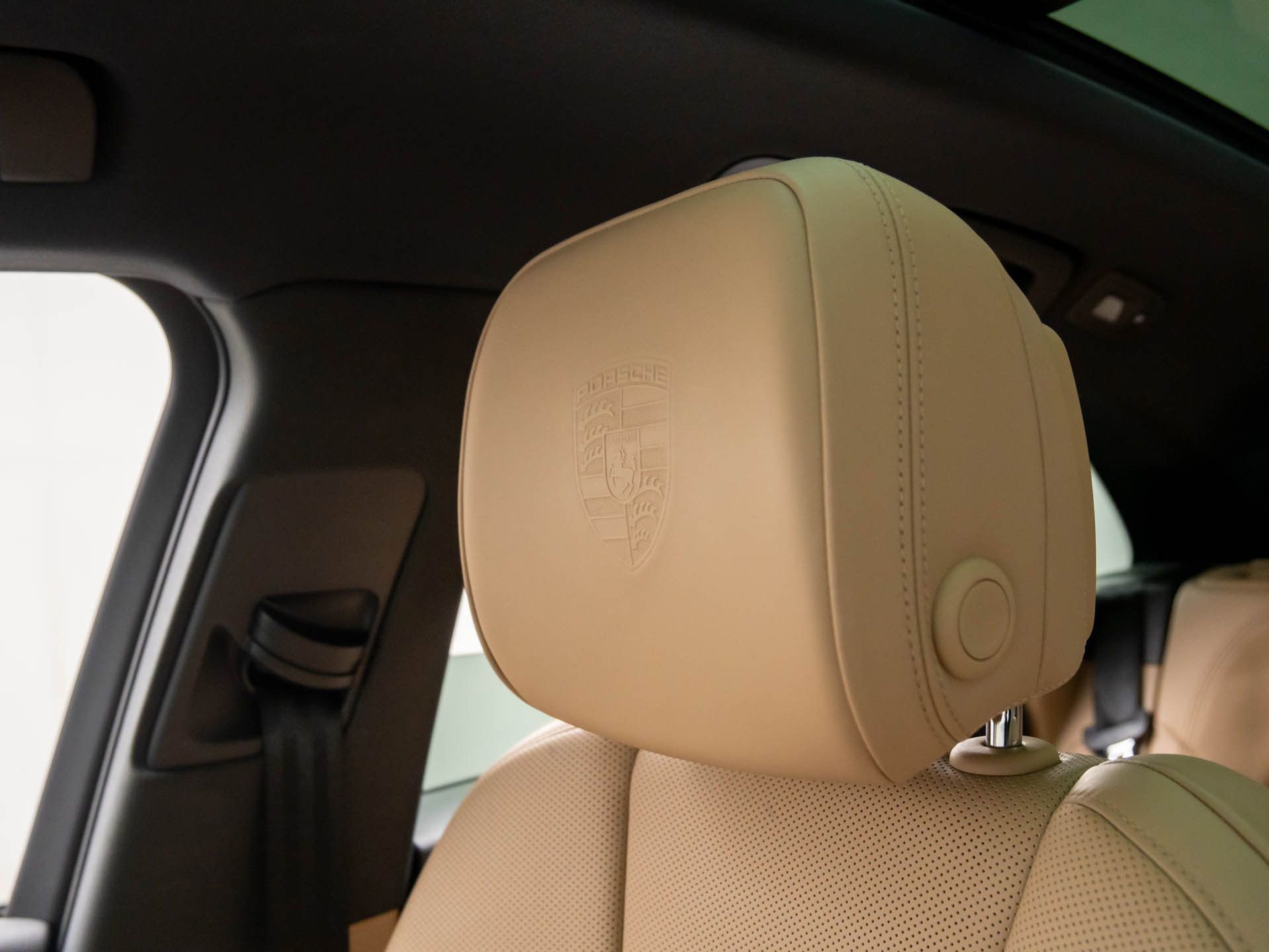 Certified 2023 Porsche Macan image 30