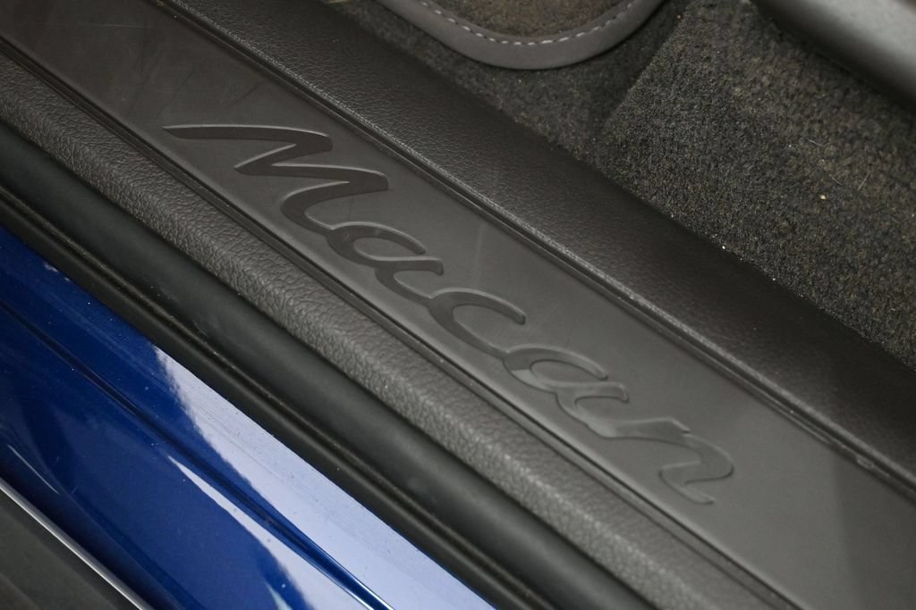 Certified 2023 Porsche Macan AWD/4WD image 32