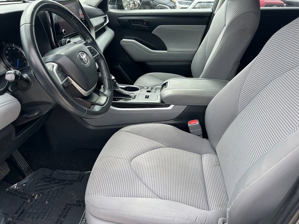 Used 2023 Toyota Highlander LE FWD image 11