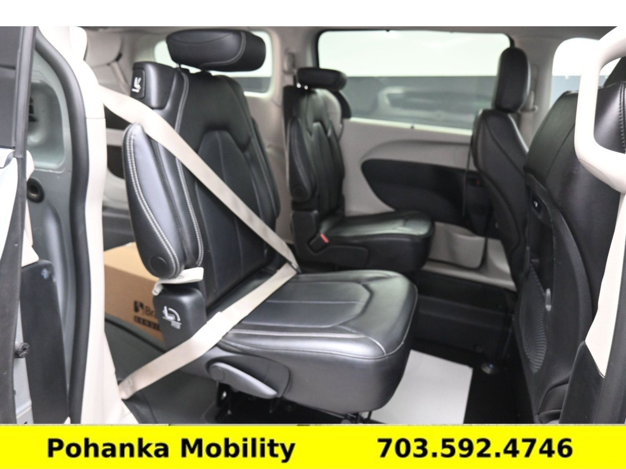 Used 2024 Chrysler Pacifica Touring-L FWD image 13