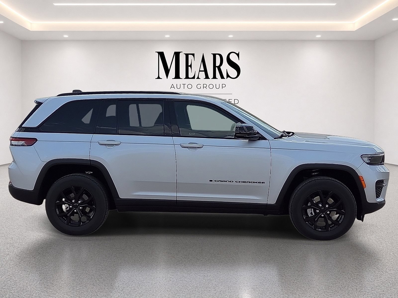 Used 2025 Jeep Grand Cherokee Altitude AWD/4WD image 6