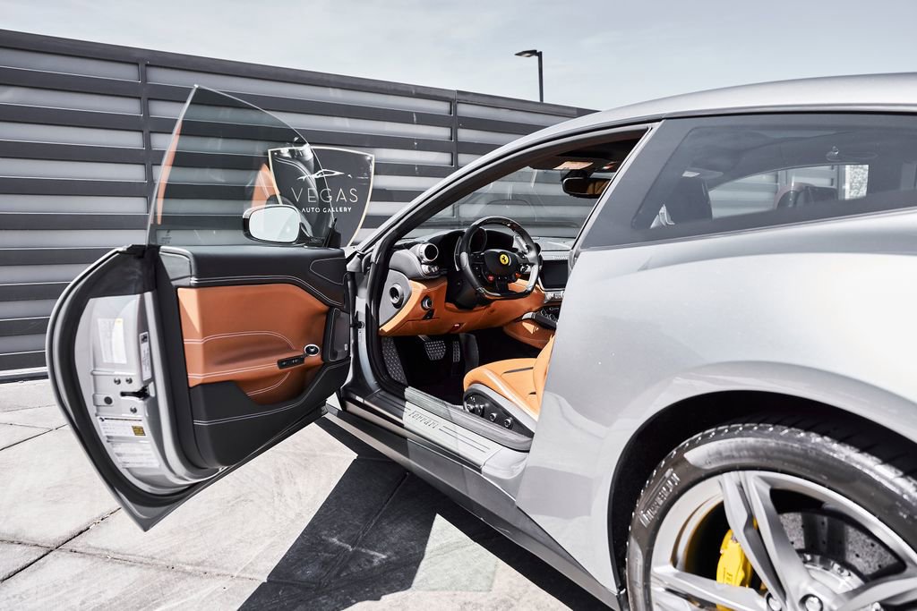 Used 2018 Ferrari GTC4Lusso image 32