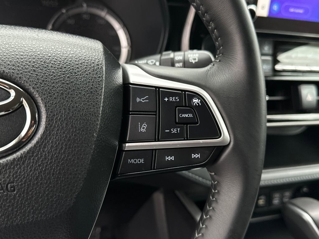 Used 2024 Toyota Highlander LE image 25