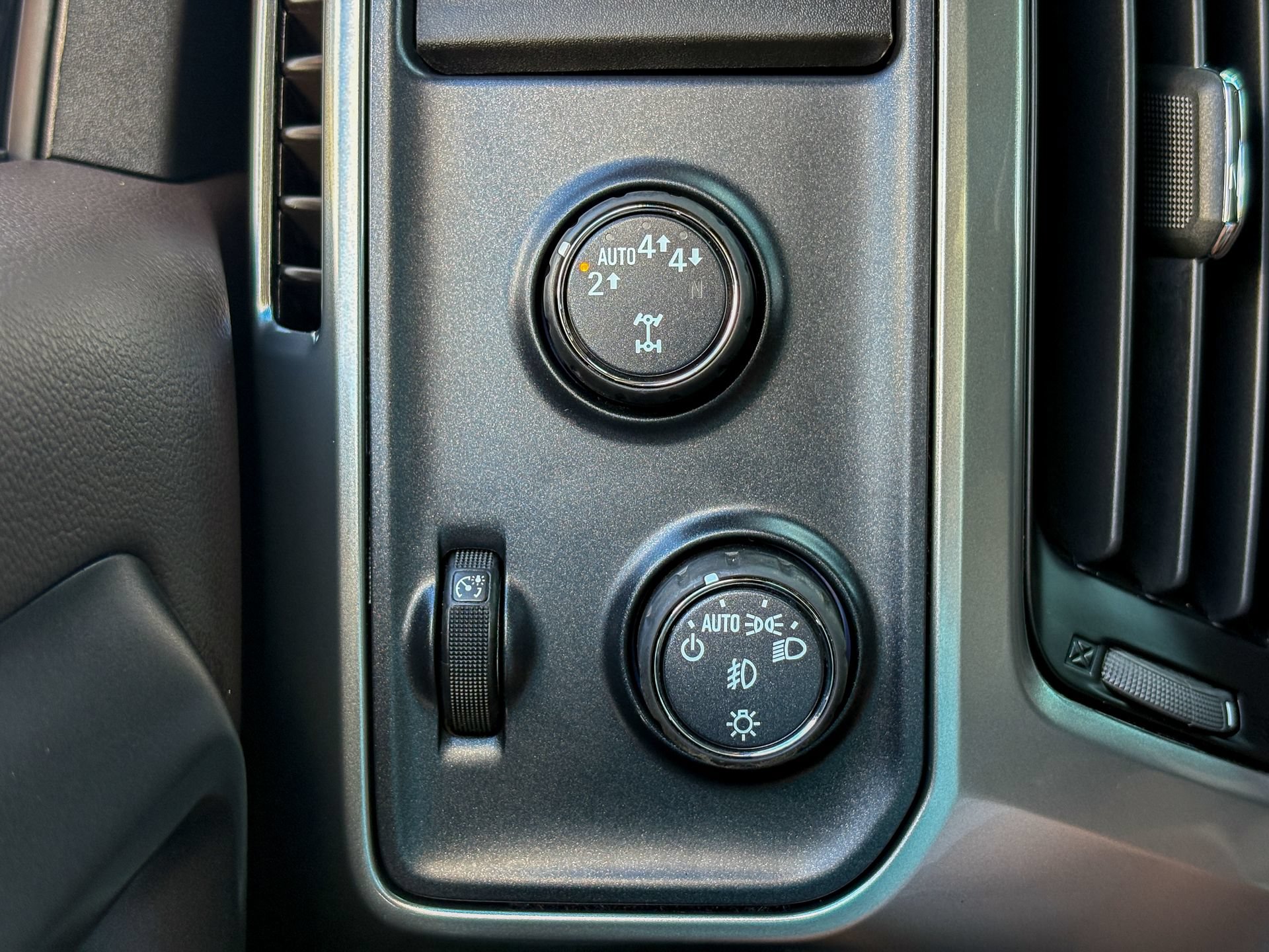 Used 2018 Chevrolet Silverado 1500 LT w/ LT Convenience Package AWD/4WD image 17