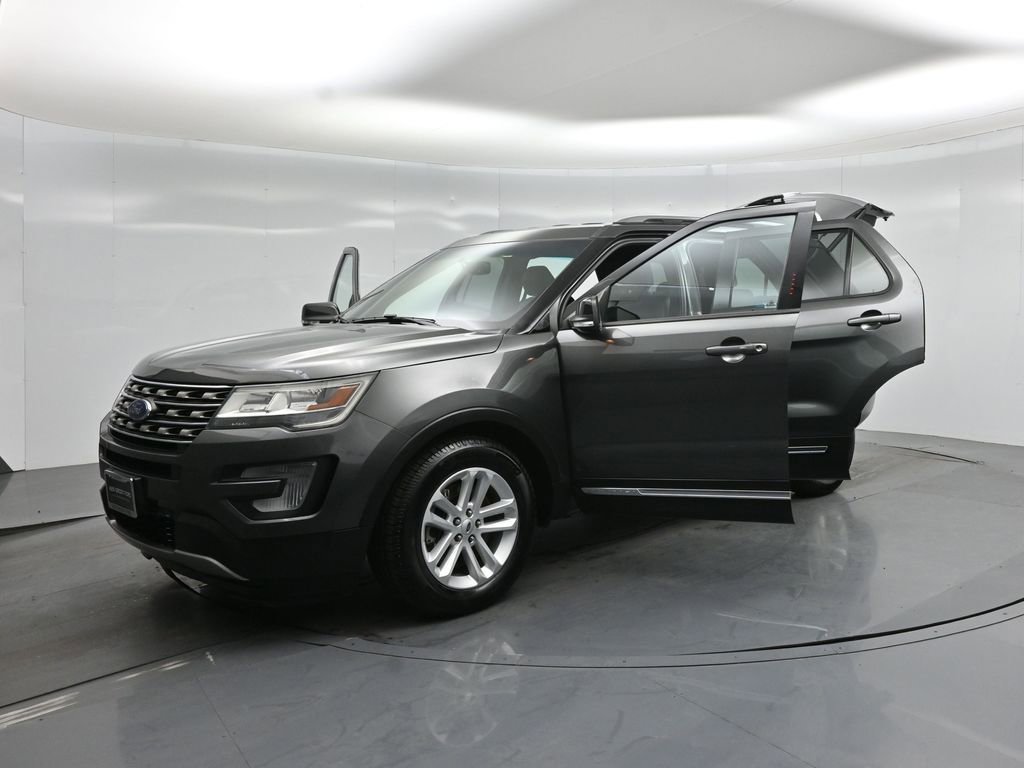 Certified 2017 Ford Explorer XLT w/ Equipment Group 202A FWD image 33