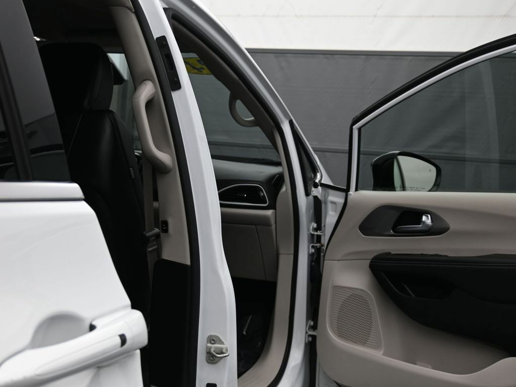 Used 2024 Chrysler Pacifica Touring-L image 36