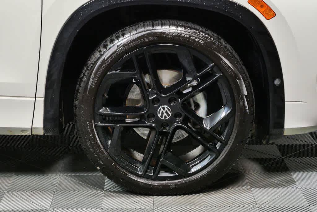 Certified 2025 Volkswagen Tiguan SE R-Line FWD image 3