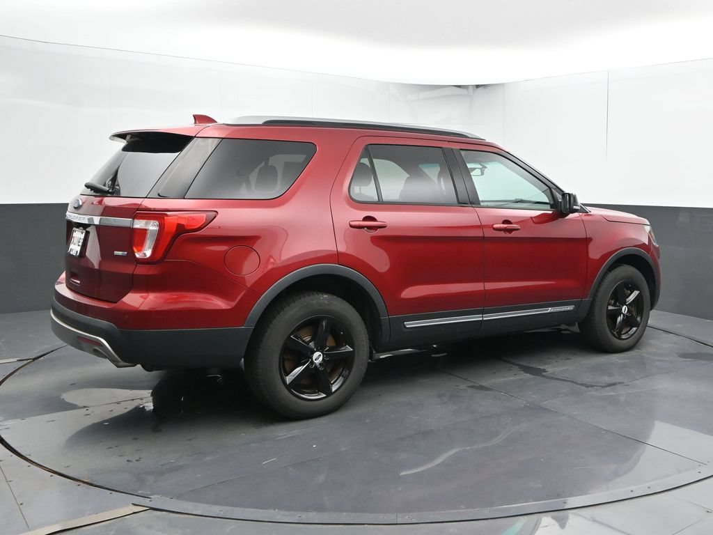 Used 2016 Ford Explorer XLT w/ Equipment Group 202A AWD/4WD image 3