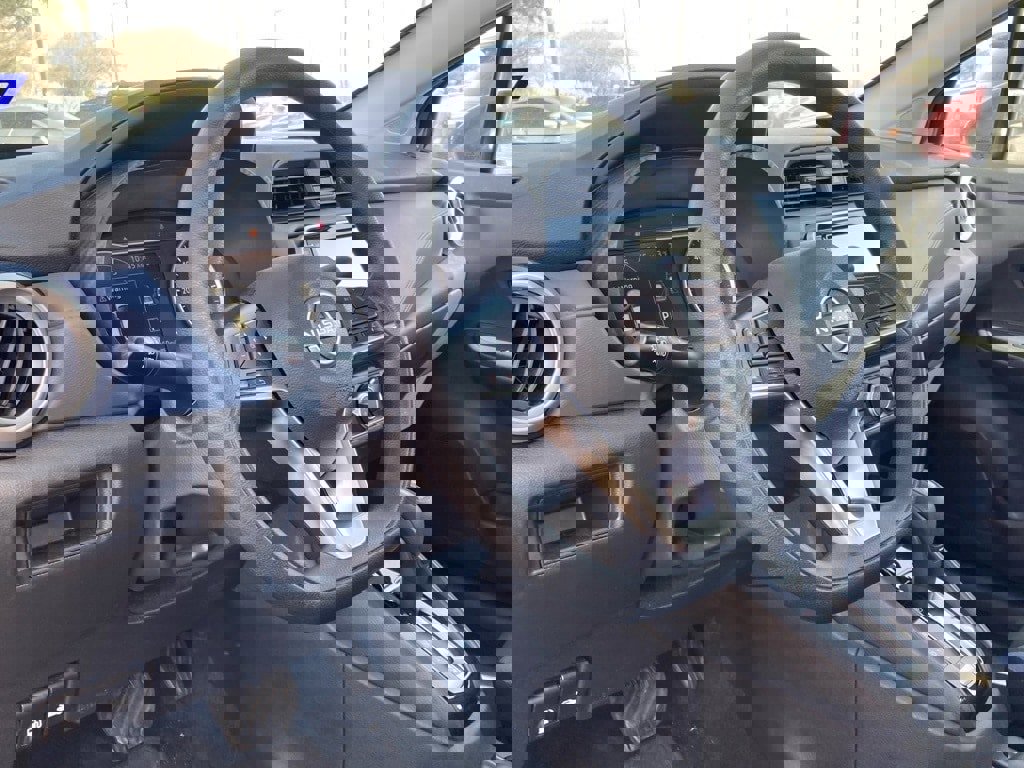 Used 2025 Nissan Versa SV image 7