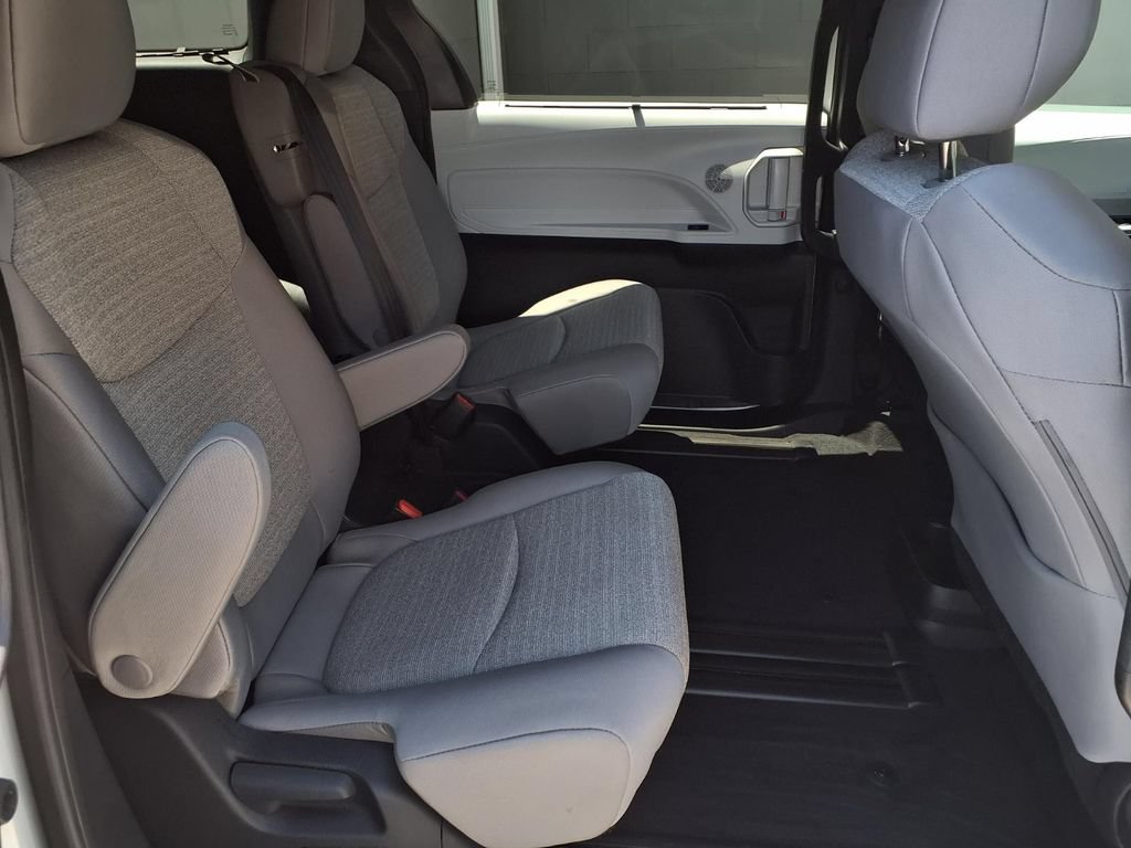 Certified 2026 Toyota Sienna LE FWD image 21