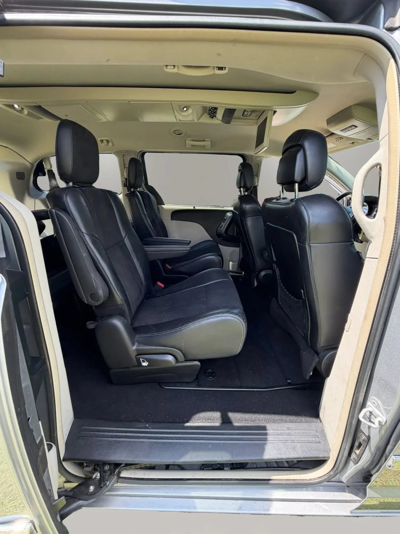 Used 2015 Chrysler Town & Country Limited FWD image 12