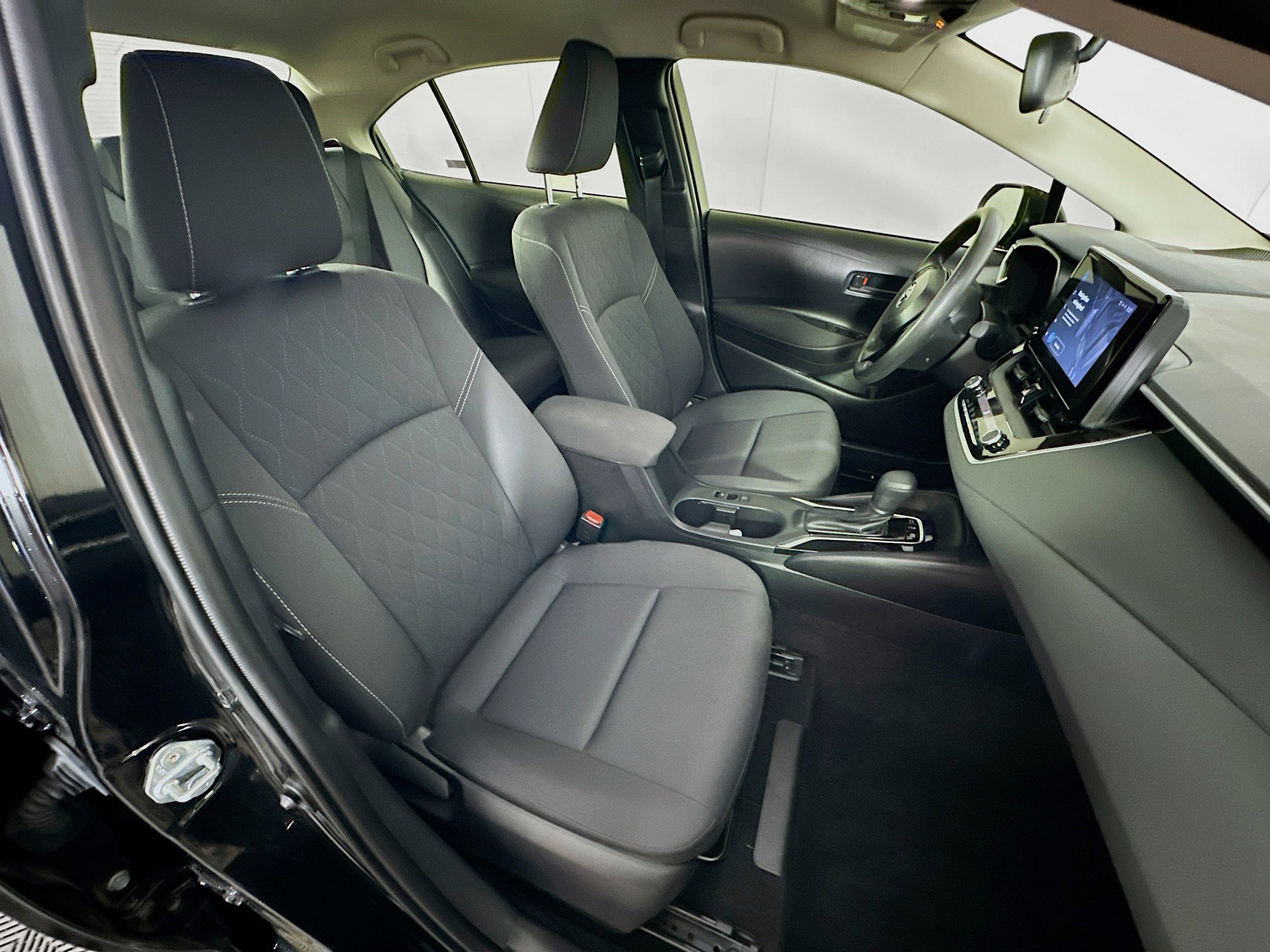 Used 2024 Toyota Corolla LE w/ LE Convenience Package image 31