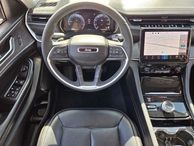 Used 2023 Jeep Grand Cherokee Limited w/ Black Appearance Package image 18