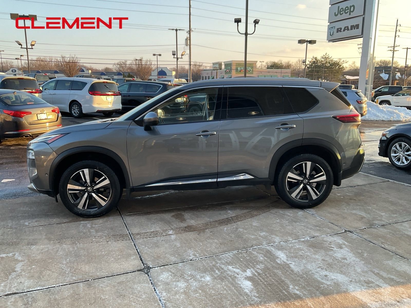Used 2021 Nissan Rogue Platinum image 2