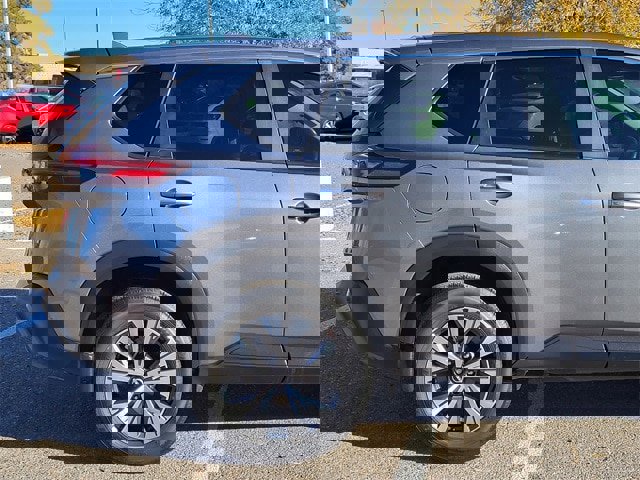 Used 2023 Nissan Rogue SV image 4