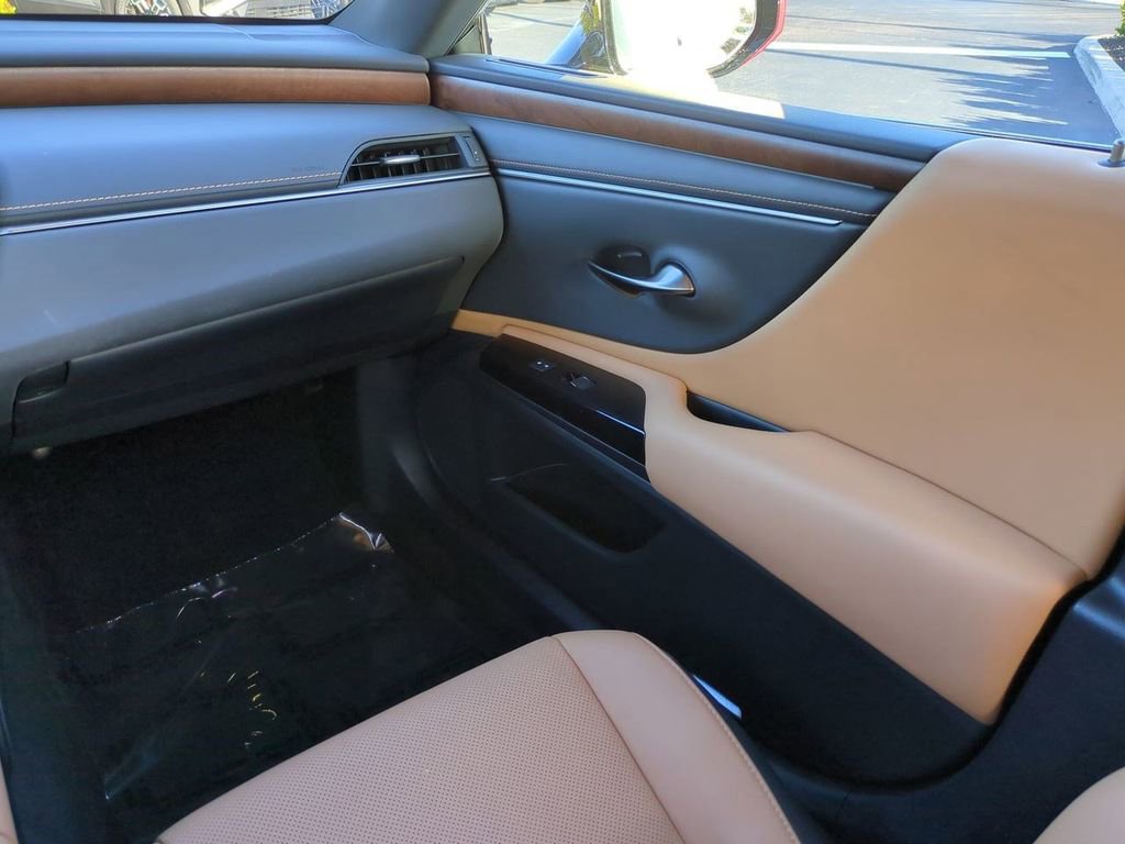 Used 2023 Lexus ES 300h w/ Premium Package image 16