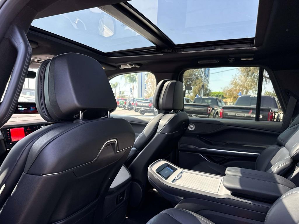 Used 2025 Lincoln Navigator Reserve w/ Jet Appearance Package image 15