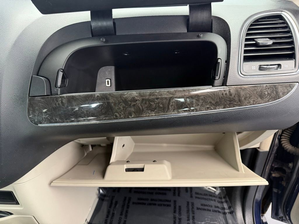 Used 2014 Chrysler Town & Country Touring image 48