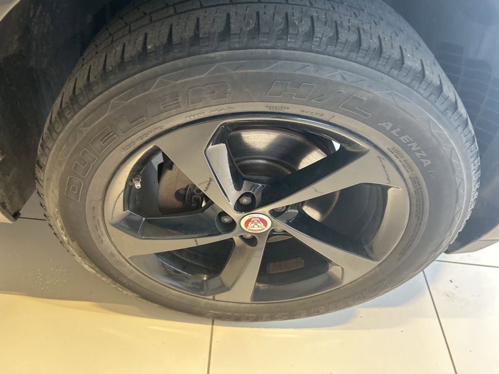 Used 2020 Jaguar F-PACE Premium image 23