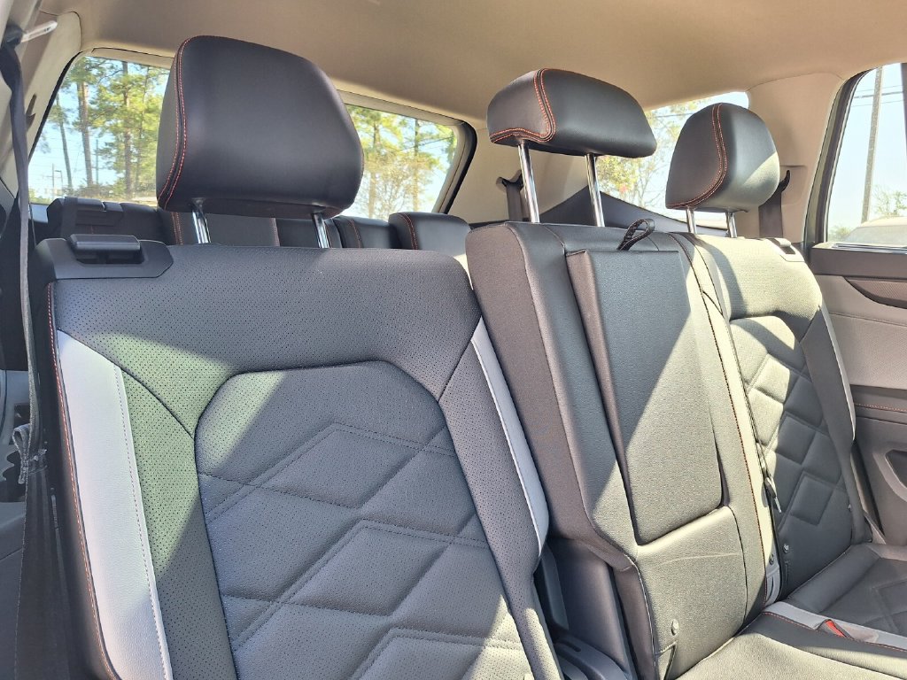 Used 2025 Volkswagen Atlas Peak Edition SE AWD/4WD image 28