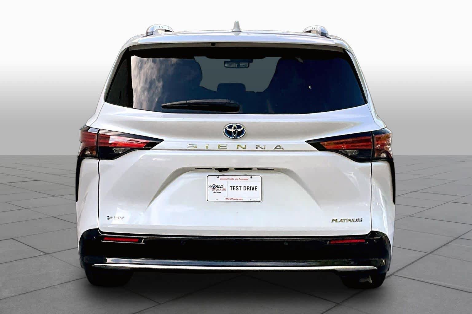 Used 2025 Toyota Sienna Platinum FWD image 5