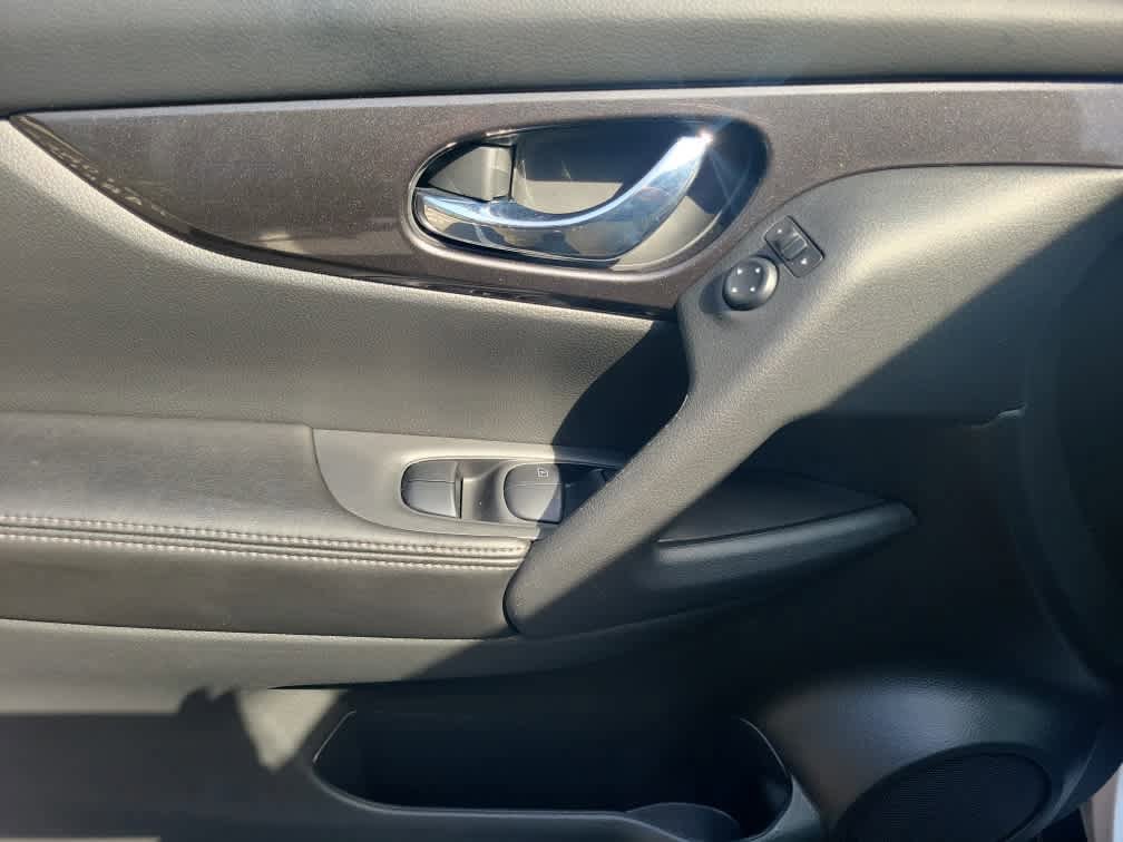 Used 2018 Nissan Rogue SV AWD/4WD image 20
