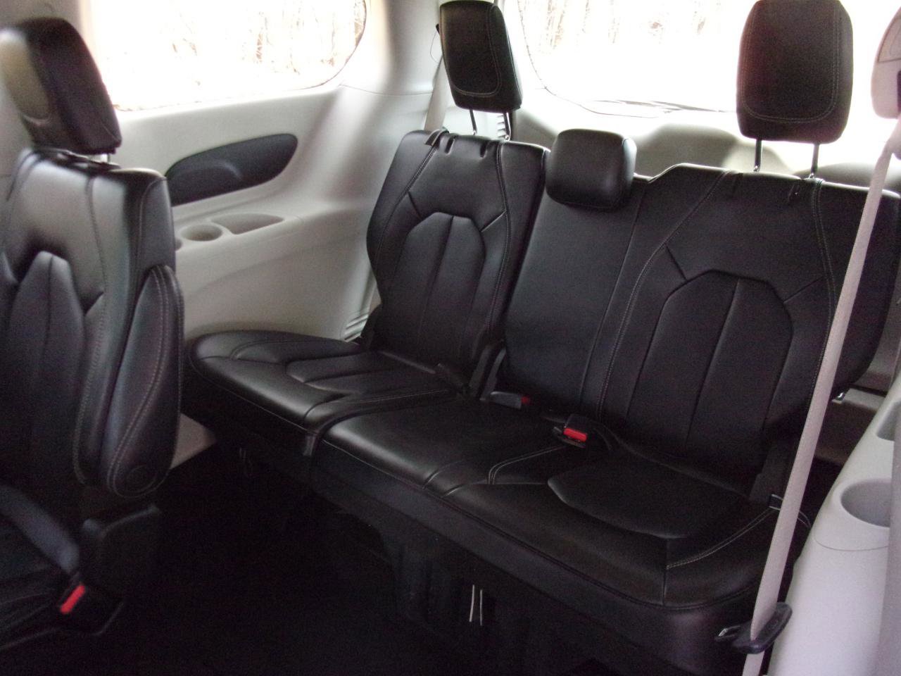 Used 2023 Chrysler Pacifica Touring-L image 11