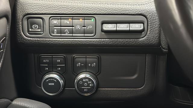 Used 2021 GMC Yukon Denali w/ Denali Premium Package image 33