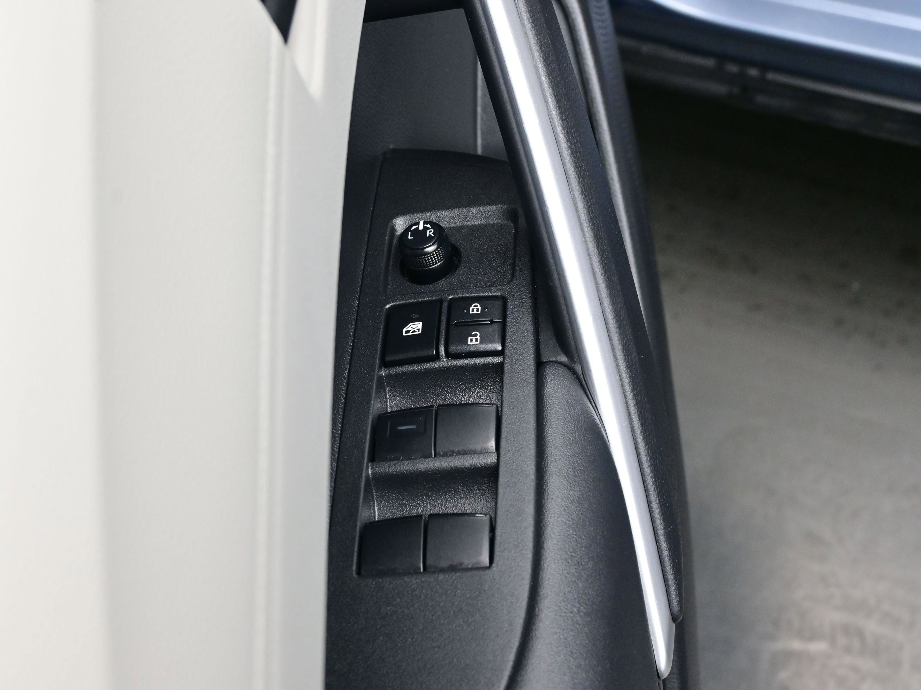 Used 2023 Toyota Corolla Cross L image 10