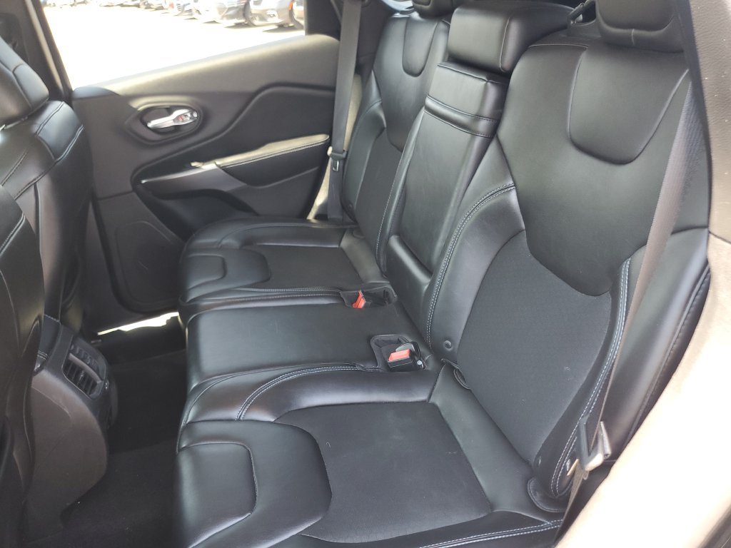 Used 2019 Jeep Cherokee Latitude Plus AWD/4WD image 29