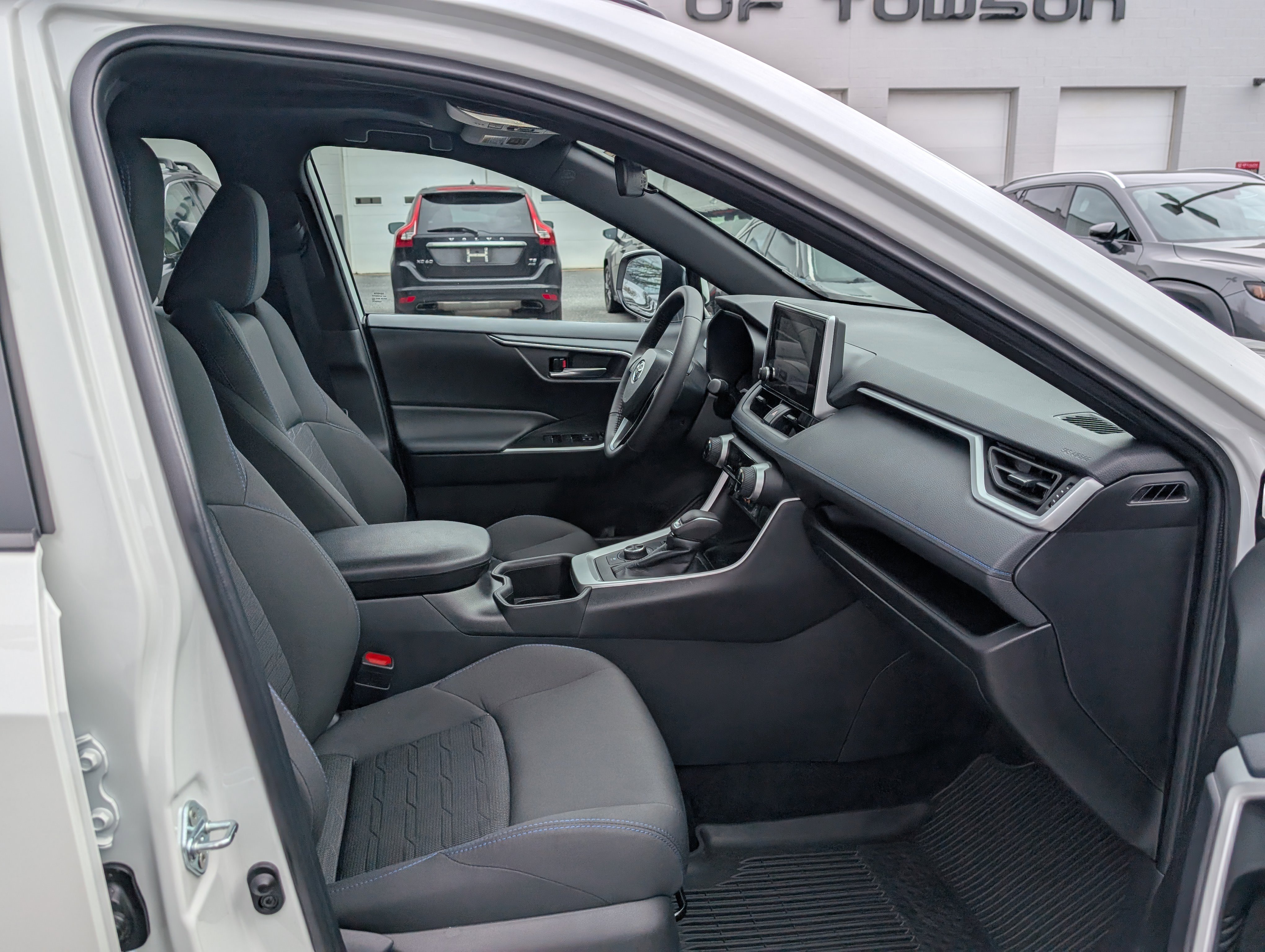 Used 2024 Toyota RAV4 SE w/ Convenience Package image 11