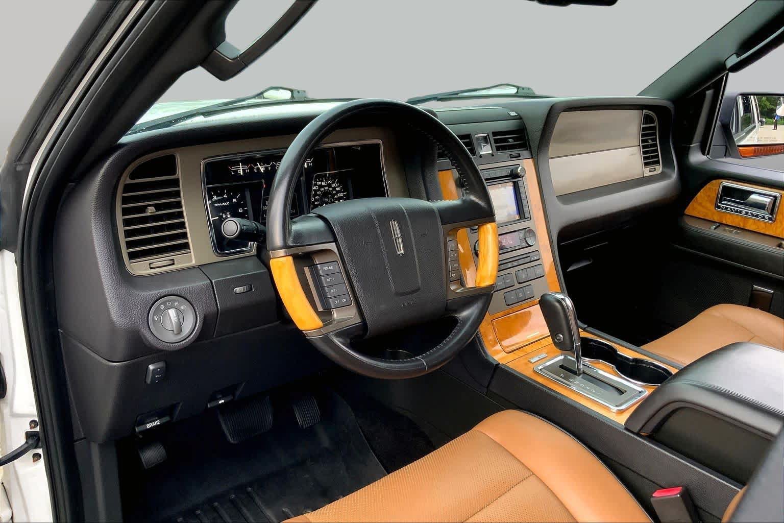Used 2014 Lincoln Navigator 4WD w/ Equipment Group 101A image 18