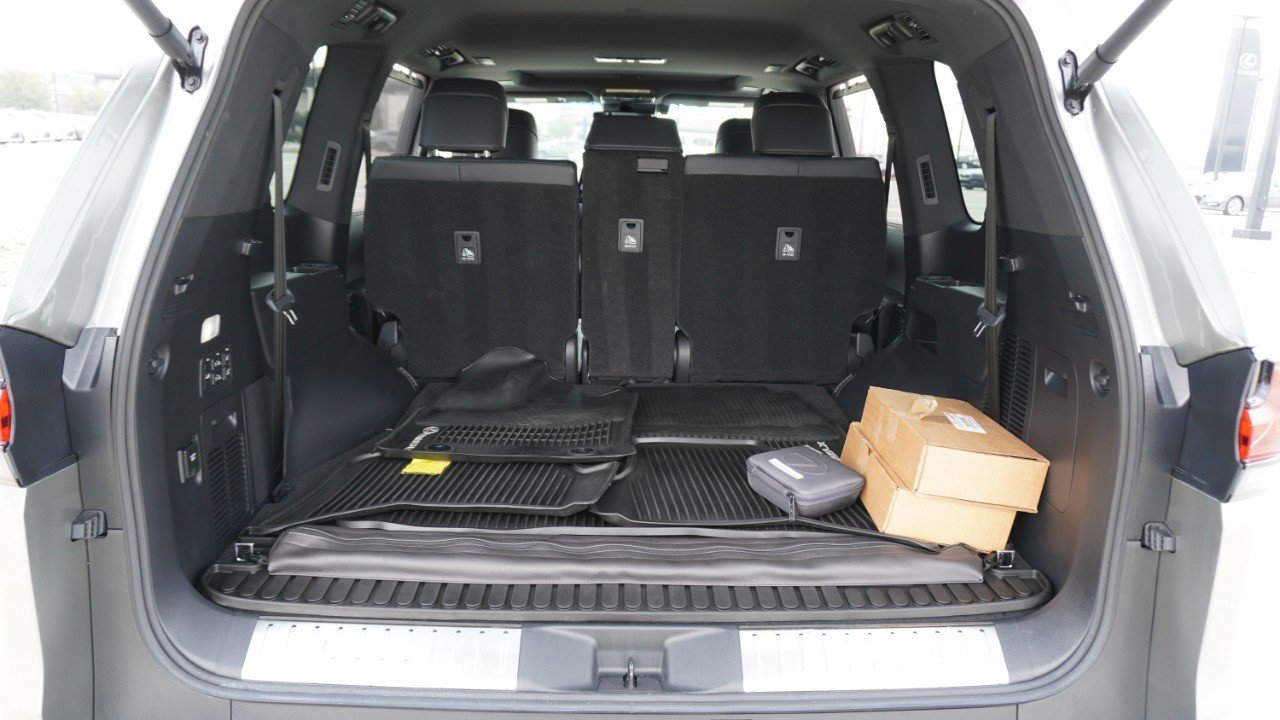 Used 2024 Lexus LX 600 4WD w/ Luxury Package image 38