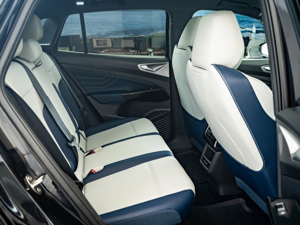 Used 2024 Volkswagen ID.4 S image 33