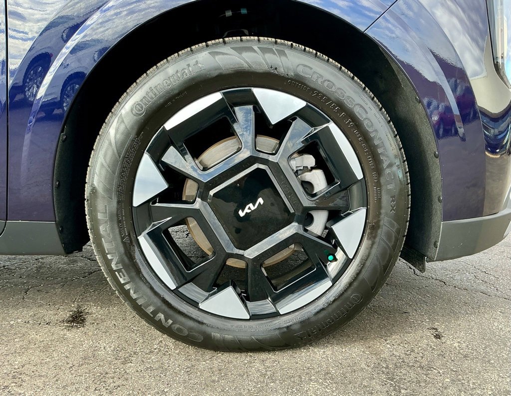 Used 2025 Kia Carnival EX image 20