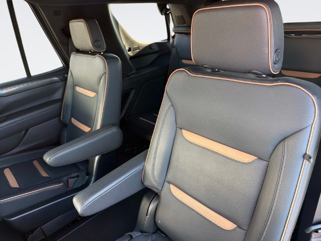 Used 2023 GMC Yukon AT4 w/ AT4 Premium Plus Package AWD/4WD image 17