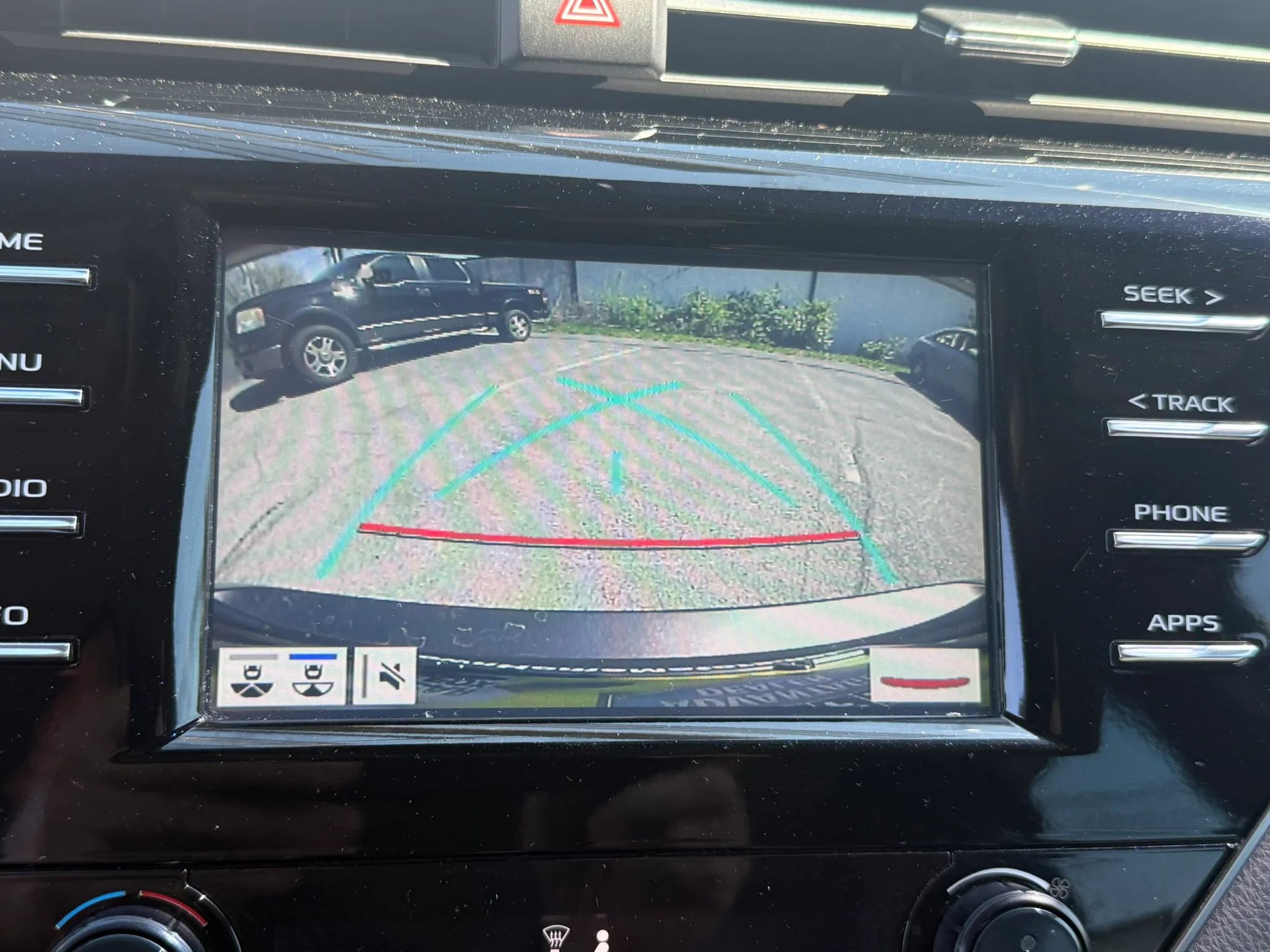 Used 2018 Toyota Camry SE w/ Convenience Package FWD image 18